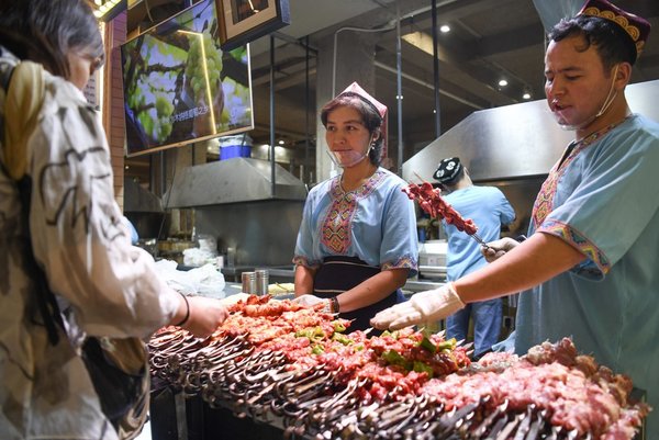 Culture&Life | Grand Bazaar in Urumqi: A Mirror of Vitality of Local Economy