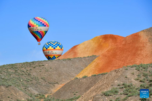 Danxia National Geological Park in NW China Attracts Tourists with Unique Landscape