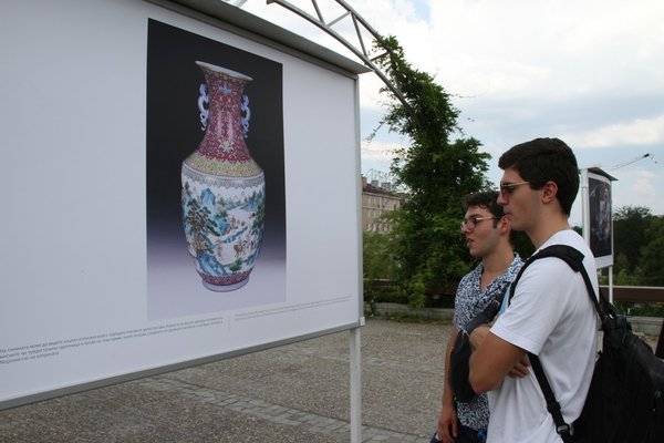 Photo Exhibition Brings Charm of Jingdezhen Porcelain to Bulgaria