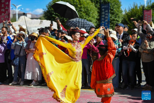 Dancing Becomes Popular Entertainment in Taxkorgan, Xinjiang