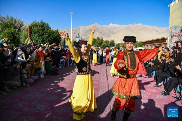 Dancing Becomes Popular Entertainment in Taxkorgan, Xinjiang