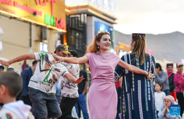 Dancing Becomes Popular Entertainment in Taxkorgan, Xinjiang