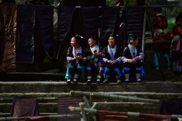 EnchantingGuangxi | From Woad to Cloth: The Make of Glossy 'Liang Bu' of Miao Ethnic Group in S China