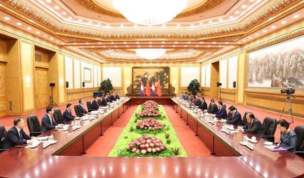 Xi Meets Cambodian Prime Minister