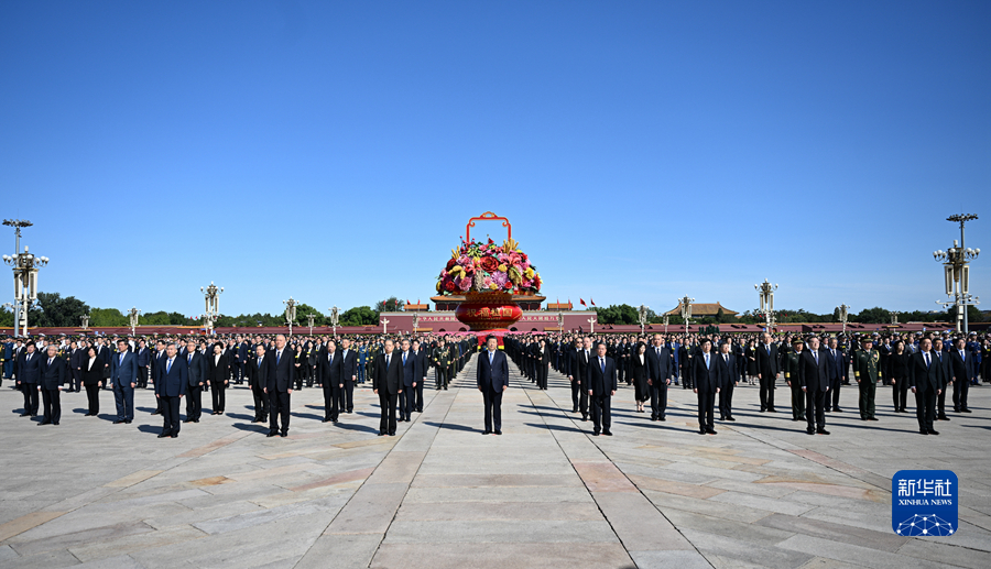 Xi Pays Tribute to National Heroes on Martyrs' Day