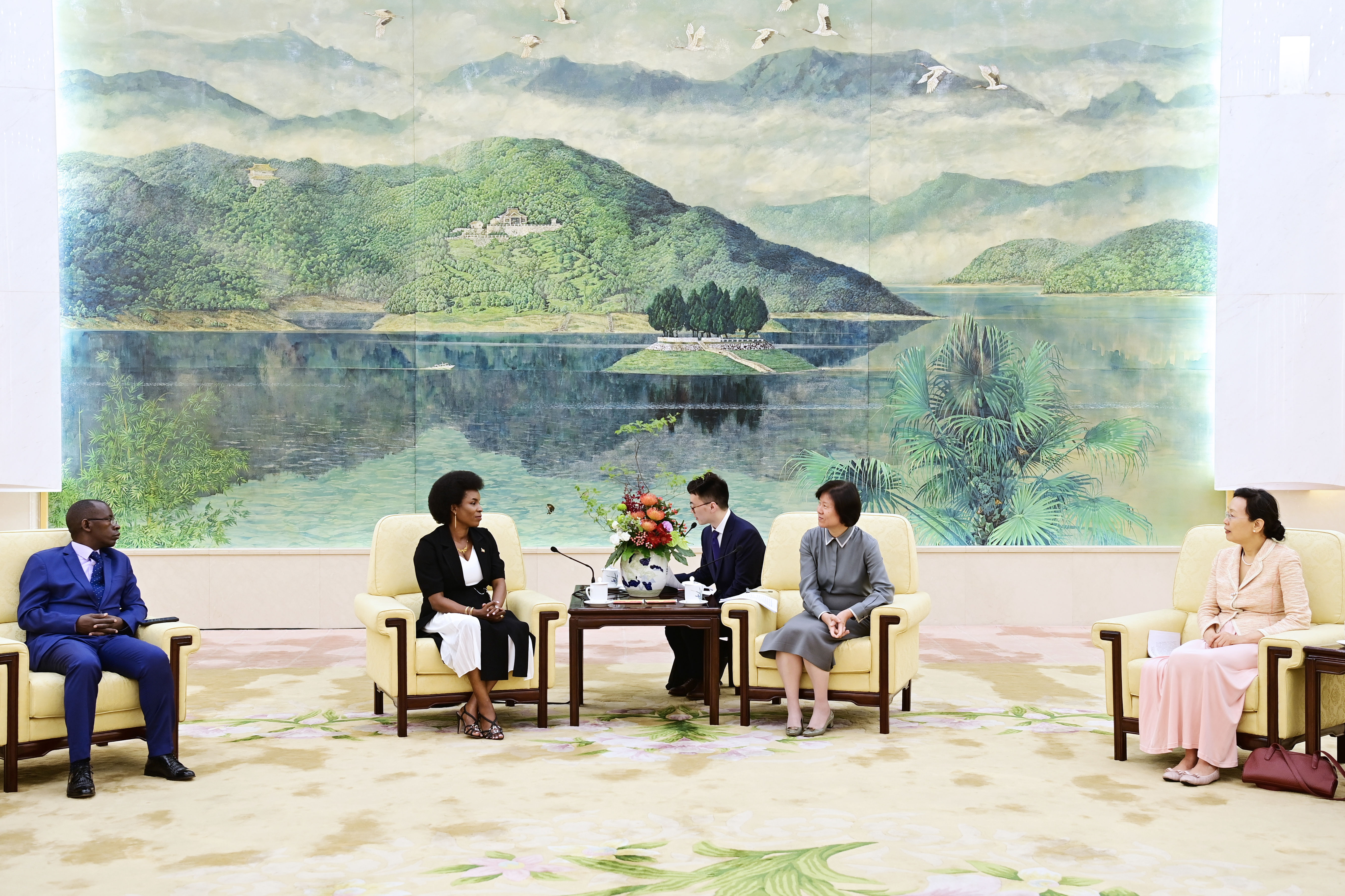 Shen Meets Burundi's First Lady