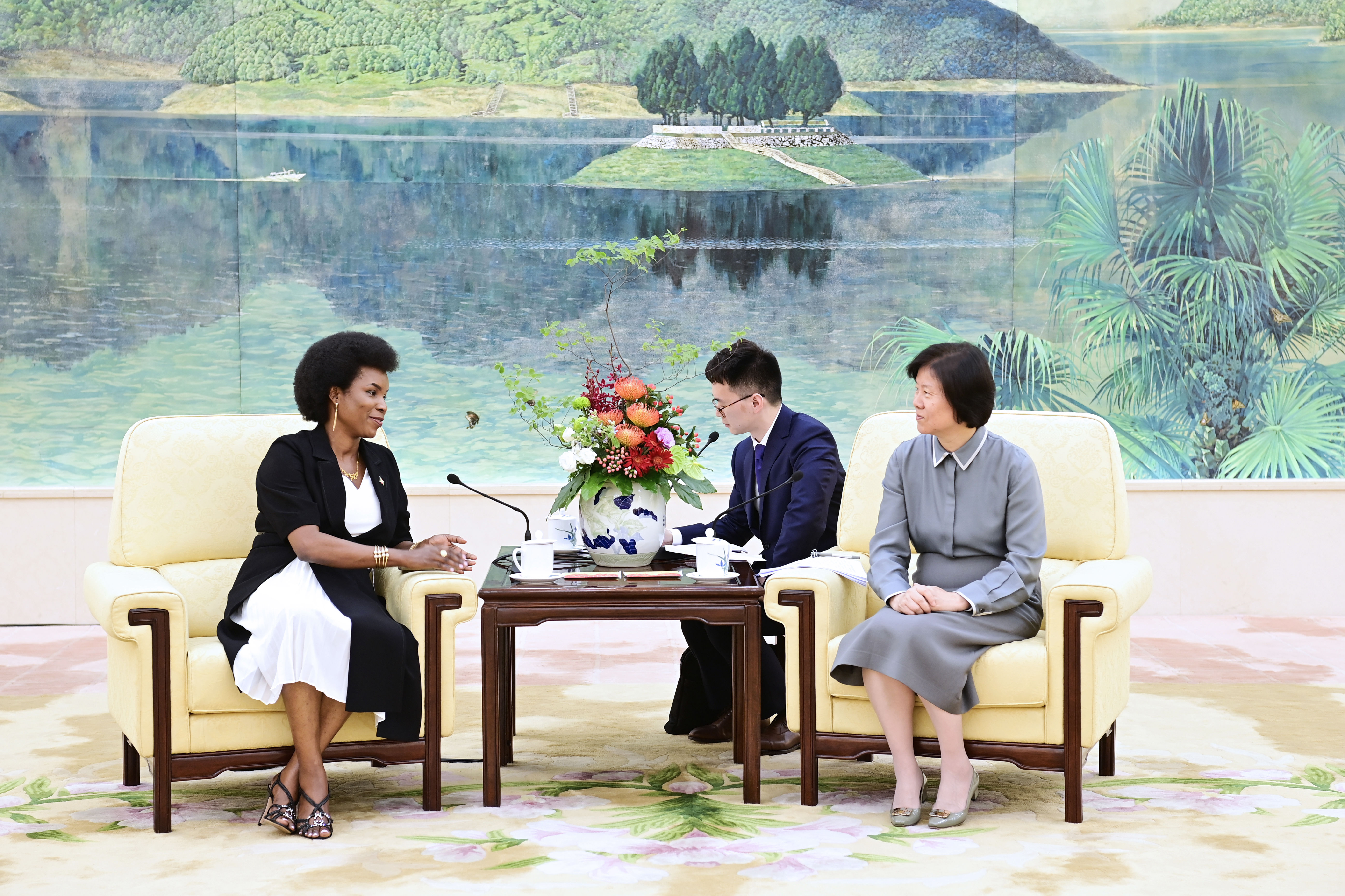 Shen Meets Burundi's First Lady
