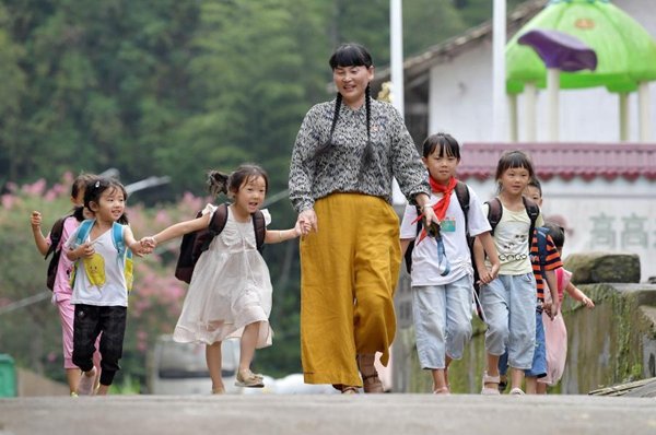 Zhi Yueying: Devoting Life to Educating Children of the Mountains