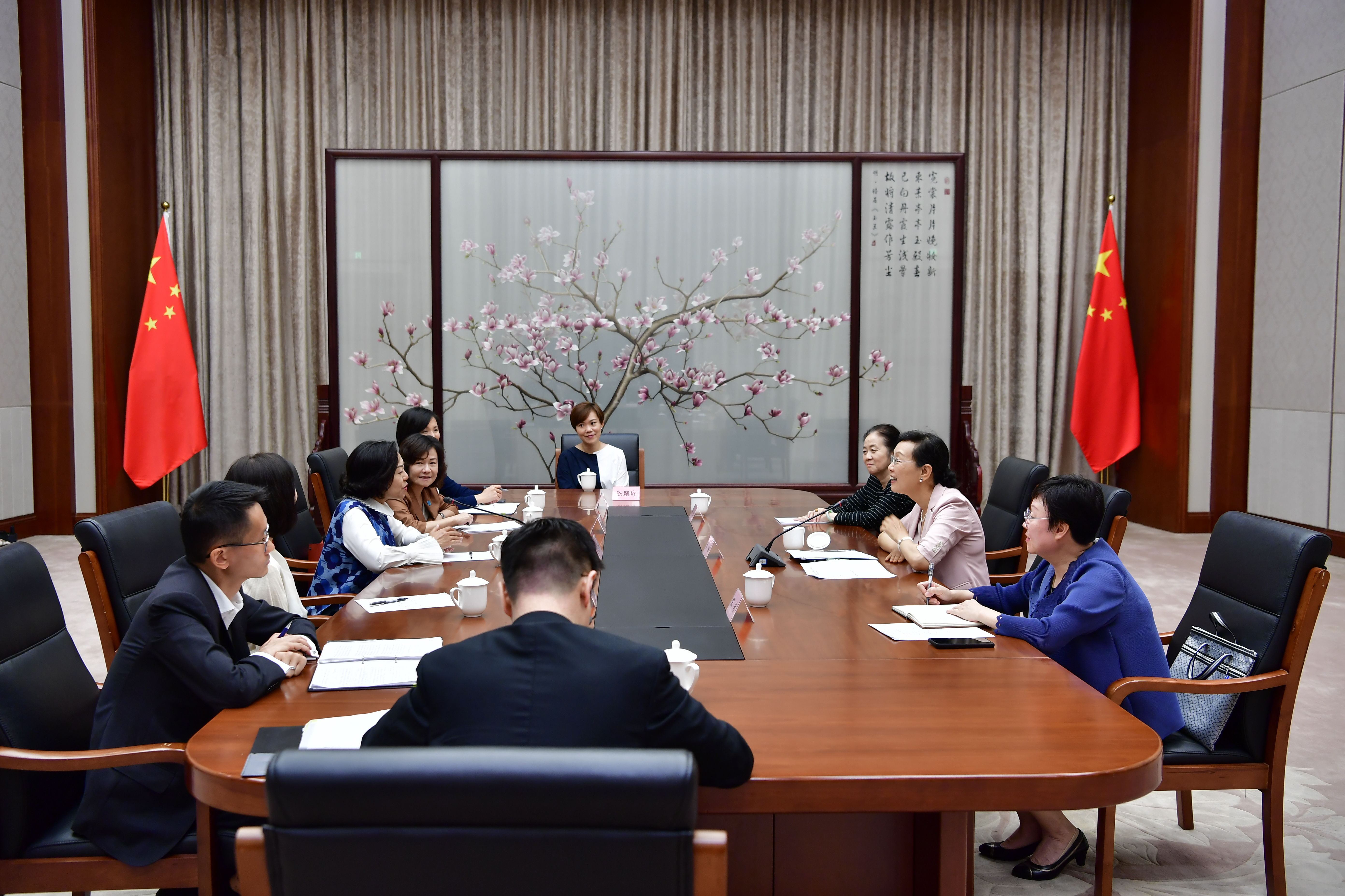 Lin Meets HKSAR's Secretary for Home and Youth Affairs Bureau Alice Mak