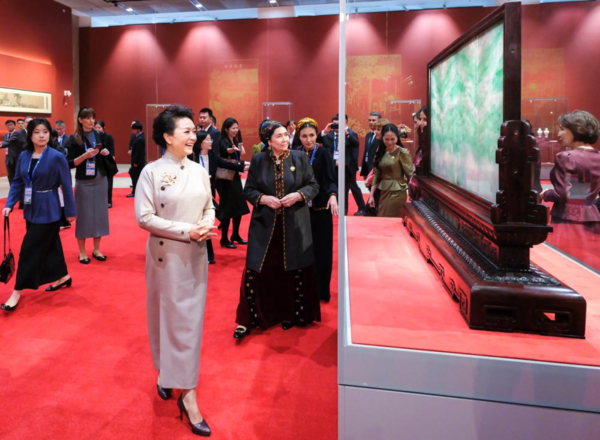 (BRF2023) Peng Liyuan, Spouses of Foreign Leaders Visit China National Arts and Crafts Museum