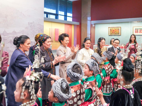 (BRF2023) Peng Liyuan, Spouses of Foreign Leaders Visit China National Arts and Crafts Museum