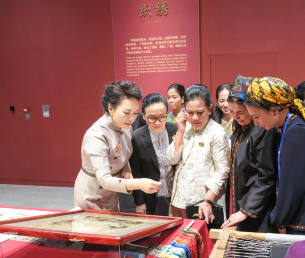 (BRF2023) Peng Liyuan, Spouses of Foreign Leaders Visit China National Arts and Crafts Museum