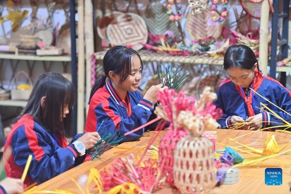 Students Learn Bamboo Weaving Skill in South China's Guangxi