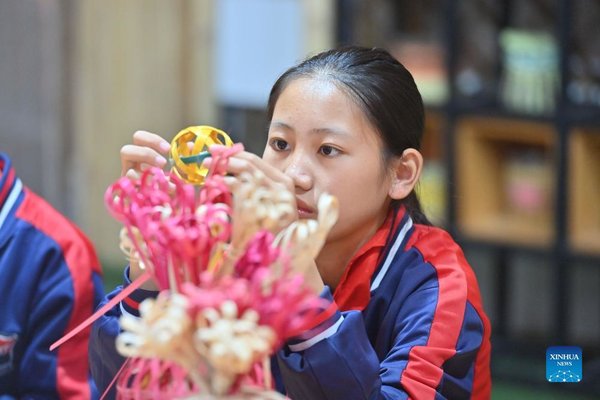 Students Learn Bamboo Weaving Skill in South China's Guangxi