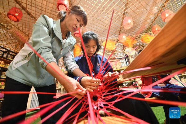 Students Learn Bamboo Weaving Skill in South China's Guangxi