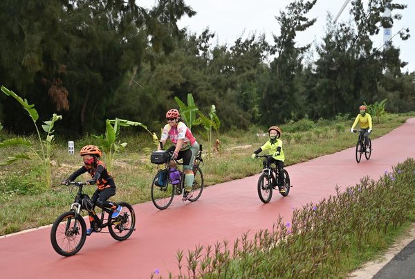 GLOBALink | U.S. Translator Rosenberg's Cycling Life in Hainan