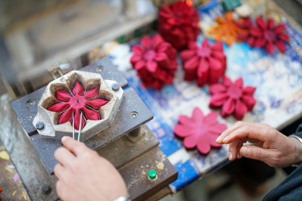 Silk Flowers Help Local Women Gain Employment in Hebei