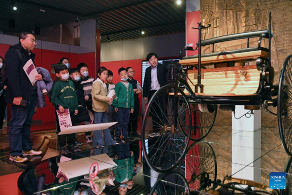 Children Visit Beijing Auto Museum During Winter Vacation