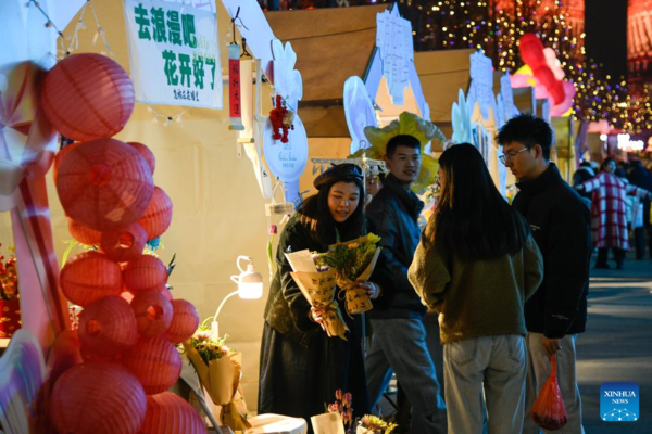 Flower-Themed Fairs Held in Chengdu to Celebrate Upcoming Chinese New Year