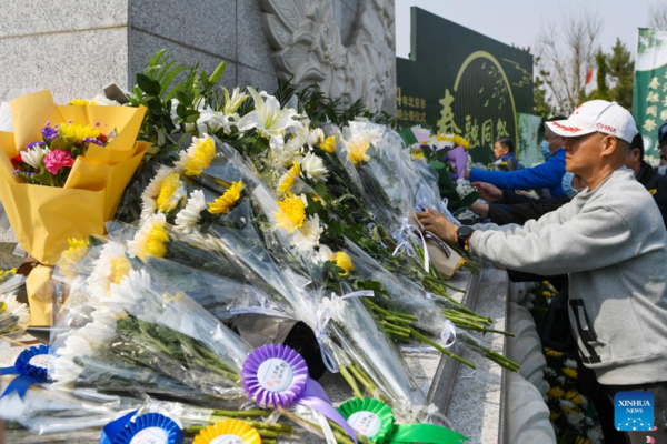 People Pay Tribute to Deceased Ahead of Qingming Festival in Beijing