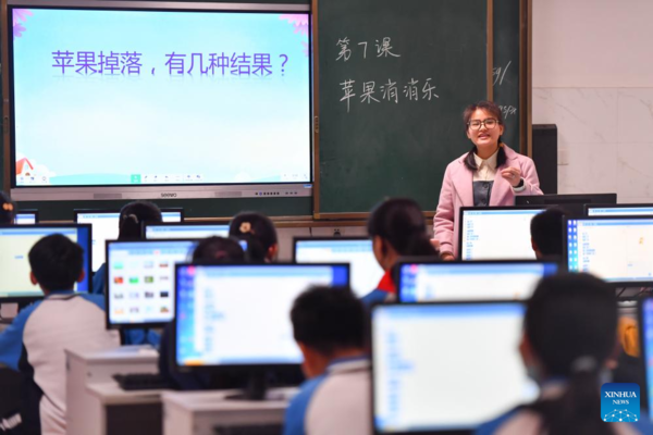 Students Enjoy Science Classes at Primary School in China's Xiangtan