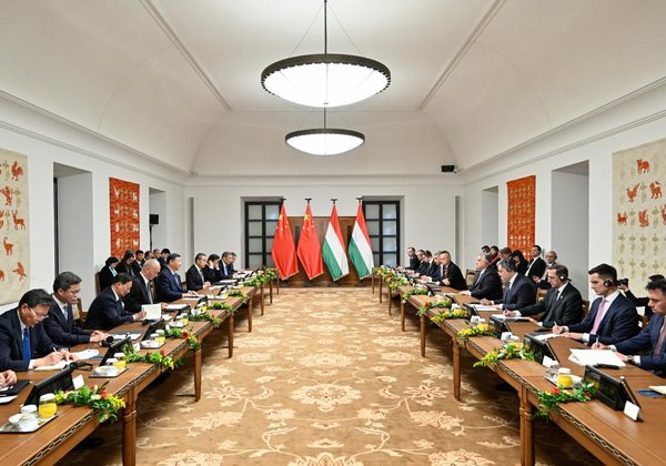 Xi, Hungarian PM Hold Talks in Budapest