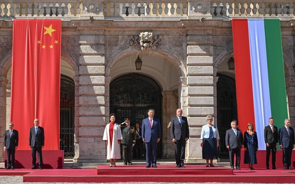 Xi Attends Welcome Ceremony Held by Hungarian President Sulyok, Prime Minister Orban in Budapest