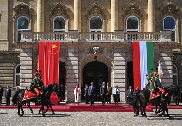 Xi Attends Welcome Ceremony Held by Hungarian President Sulyok, Prime Minister Orban in Budapest