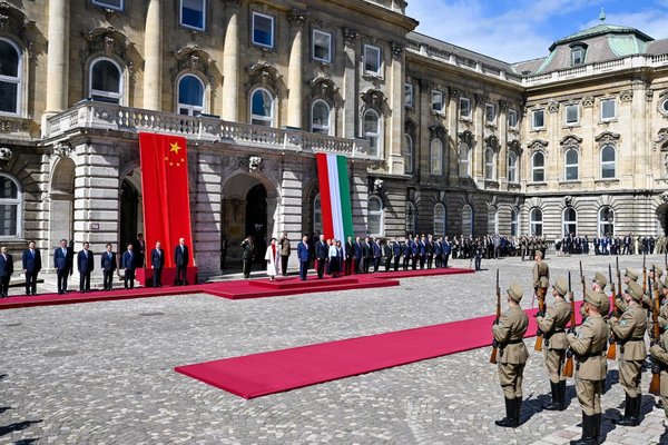 Xi Attends Welcome Ceremony Held by Hungarian President Sulyok, Prime Minister Orban in Budapest