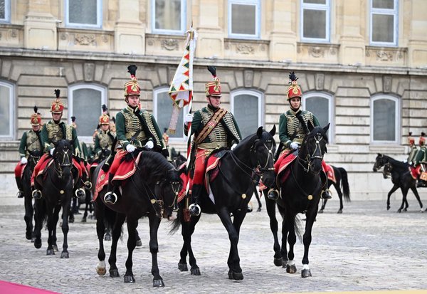 Xi Attends Welcome Ceremony Held by Hungarian President Sulyok, Prime Minister Orban in Budapest