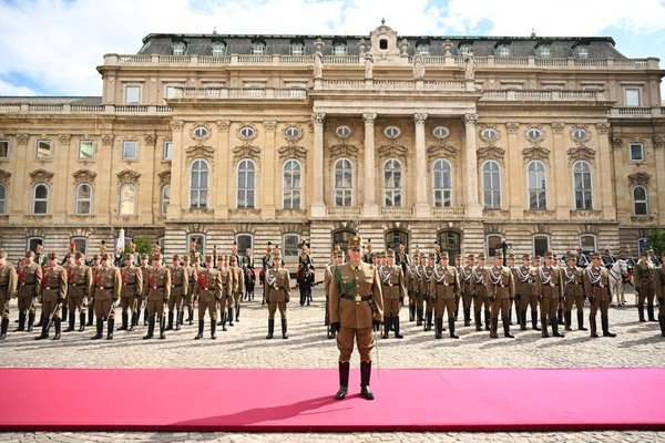 Xi Attends Welcome Ceremony Held by Hungarian President Sulyok, Prime Minister Orban in Budapest