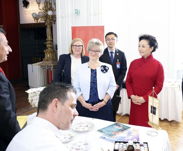 Peng Liyuan Visits Buda Castle, Has Tea with Hungarian First Lady