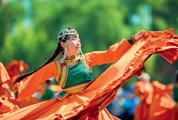 Cultural Heritage | Mongolian's Colorful Costumes Add Beauty to Vast Grasslands