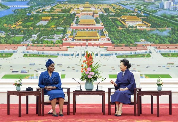 Peng Liyuan Chats over Tea with Equatorial Guinean First Lady in Beijing