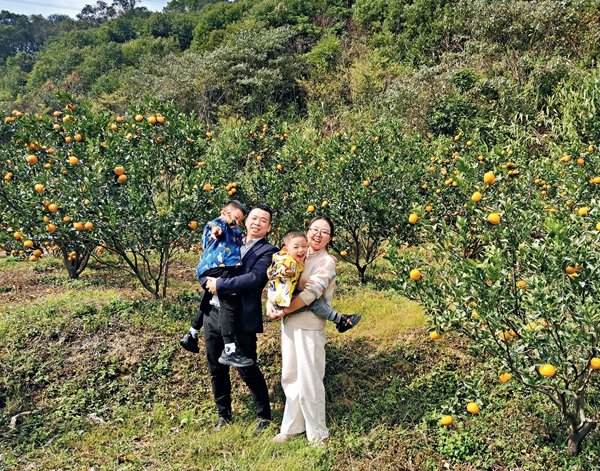 Husband, Wife Work on Scientific Research, Rural Revitalization