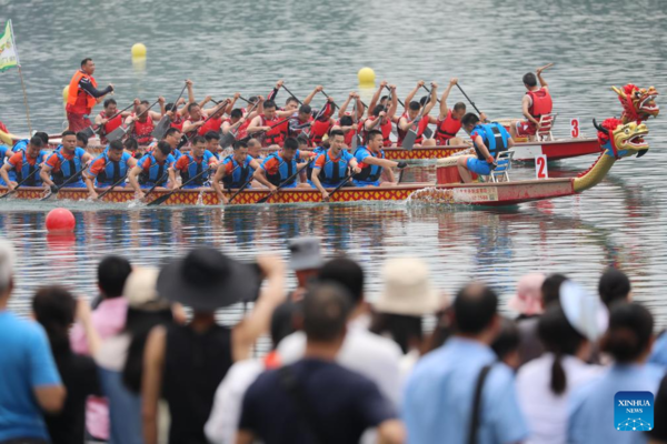 Dragon Boat Races Held Across China to Celebrate Upcoming Duanwu Festival