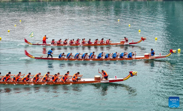 Dragon Boat Races Held Across China to Celebrate Upcoming Duanwu Festival