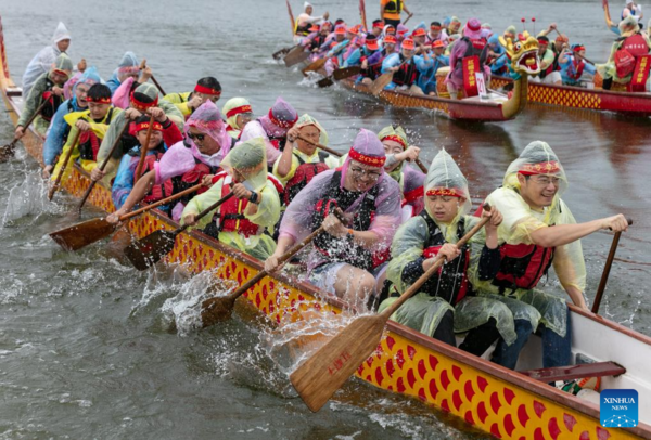 Dragon Boat Races Held Across China to Celebrate Upcoming Duanwu Festival