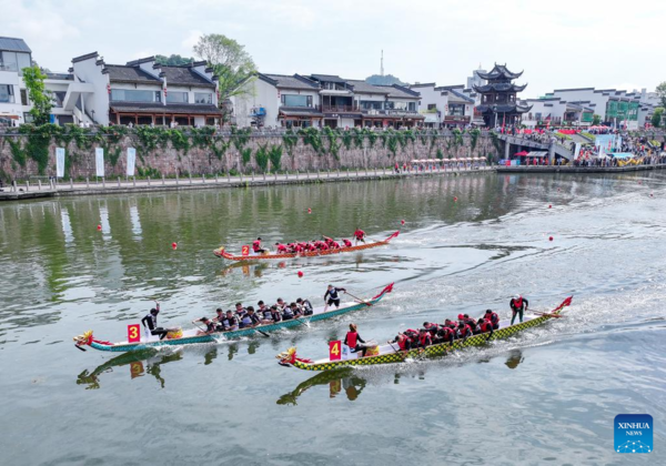 Dragon Boat Races Held Across China to Celebrate Upcoming Duanwu Festival