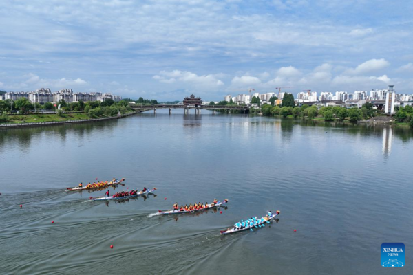 Dragon Boat Races Held Across China to Celebrate Upcoming Duanwu Festival