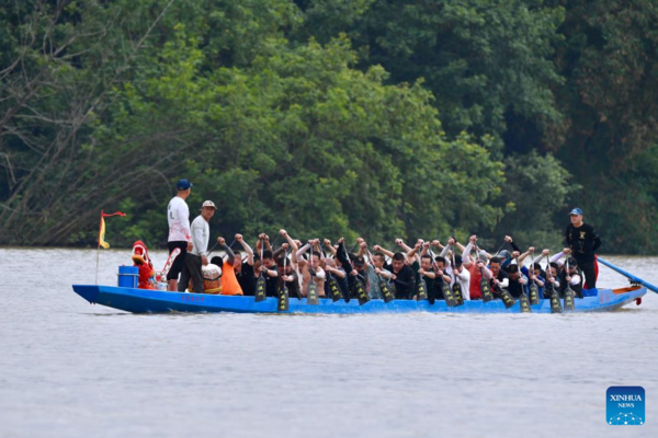 Dragon Boat Races Held Across China to Celebrate Upcoming Duanwu Festival