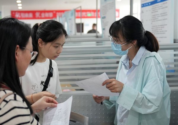 China Launches Recruitment Campaign for Graduate Job Seekers