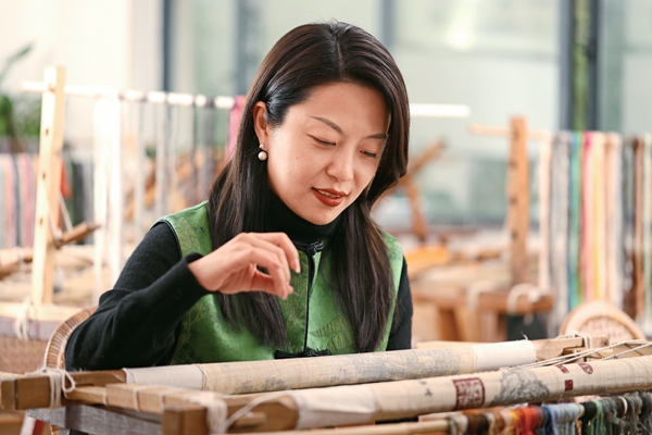 Inheritor Promotes Traditional Culture Through Xiabu Embroidery