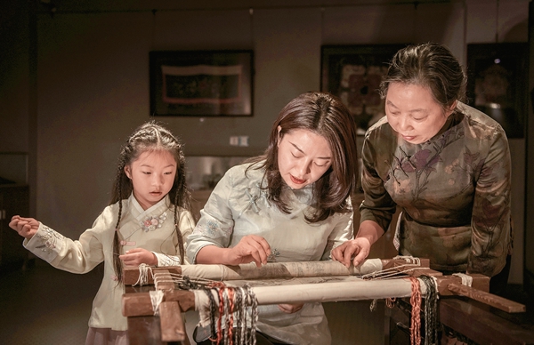 Inheritor Promotes Traditional Culture Through Xiabu Embroidery