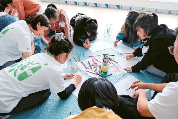 Handwritten Greeting Cards Convey Blessings to Spring Bud Girls