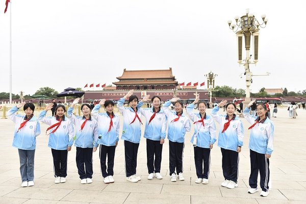 Girls from N China's Zhangjiakou Attend Study Tour in Beijing