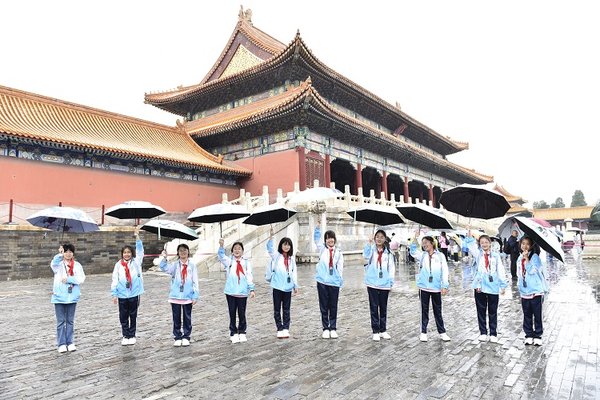 Girls from N China's Zhangjiakou Attend Study Tour in Beijing