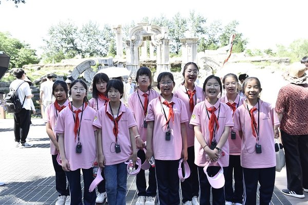 Girls from N China's Zhangjiakou Attend Study Tour in Beijing