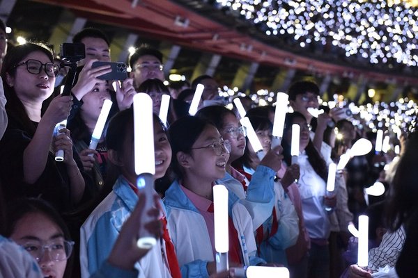 Girls from N China's Zhangjiakou Attend Study Tour in Beijing