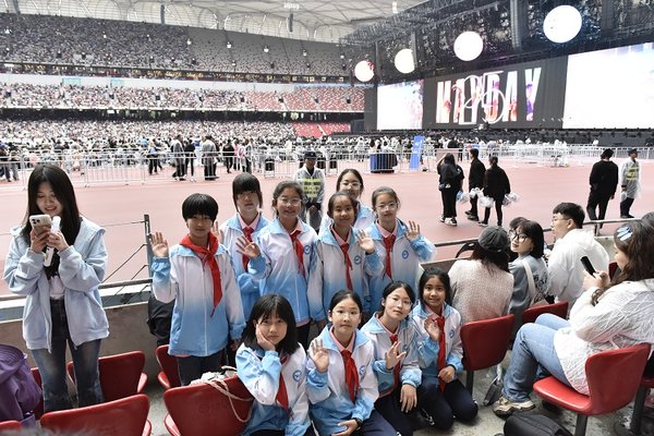 Girls from N China's Zhangjiakou Attend Study Tour in Beijing